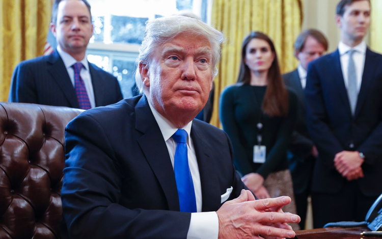 Donald Trump szakaszosan javasolja újraindítani a mindennapi életet
