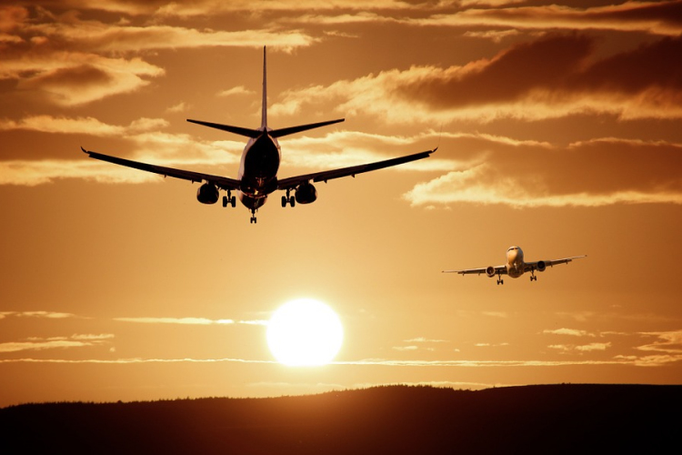 Babonából aprópénzt dobott a hajtóműbe - öt órát késett a repülőgép