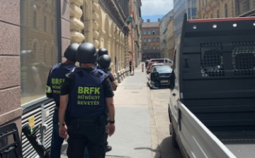 Gázpisztollyal fenyegetőzött egy férfi Budapest belvárosában - VIDEÓ