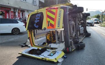 Mentőautó borult fel Budapesten